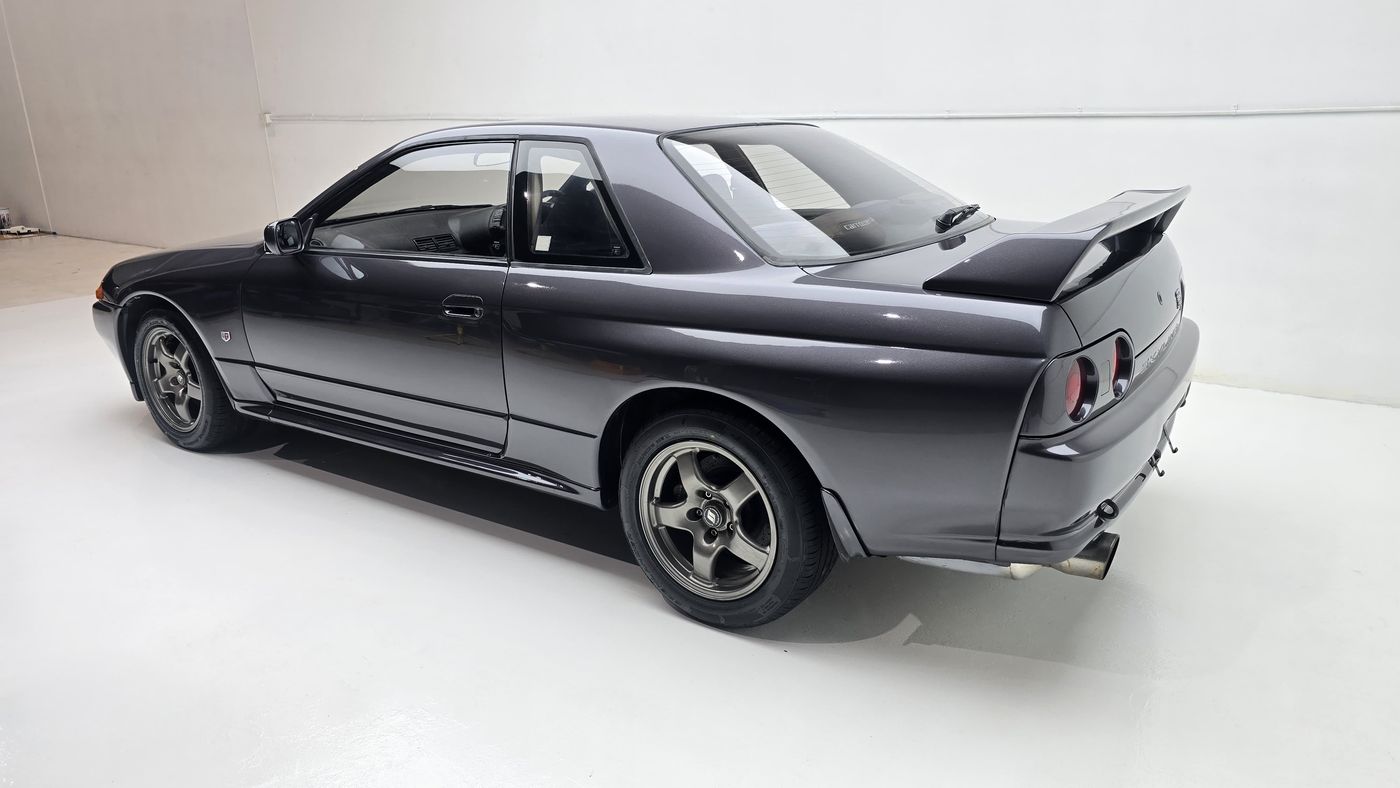 Nissan Skyline R32 GT-R in gunmetal, side profile