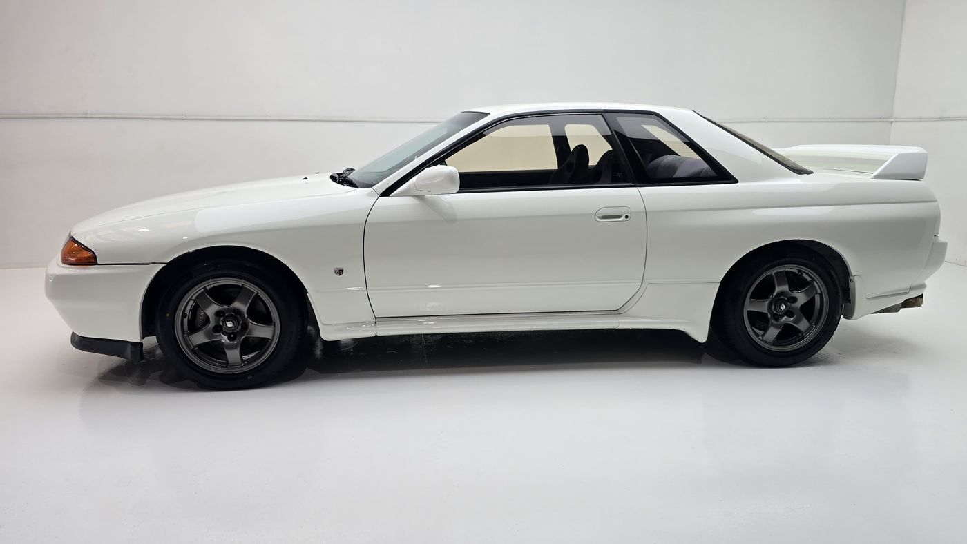 Nissan Skyline R32 GT-R in white pearl, side profile
